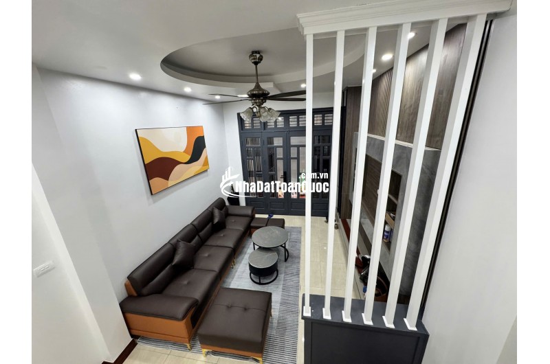 Bán nhà Bồ Đề, Long Biên. Diện tích 40m², xây 5 tầng, mặt tiền 3.5m, có 5 phòng ngủ, 7 vệ sinh, giá nhỉnh 10 tỷ.